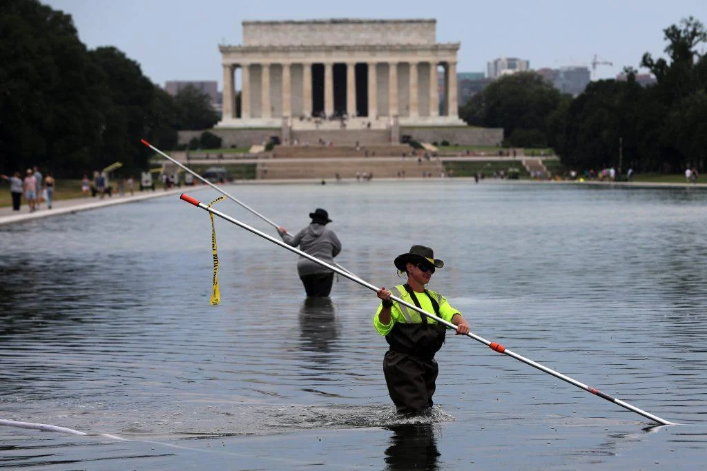 “vandalos”-y-amenazas-de-hasta-10-anos-de-carcel:-trump-desvia-la-culpa-por-el-fracaso-de-la-piscina-reflectante-del-monumento-a-lincoln