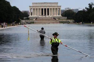 “vandalos”-y-amenazas-de-hasta-10-anos-de-carcel:-trump-desvia-la-culpa-por-el-fracaso-de-la-piscina-reflectante-del-monumento-a-lincoln