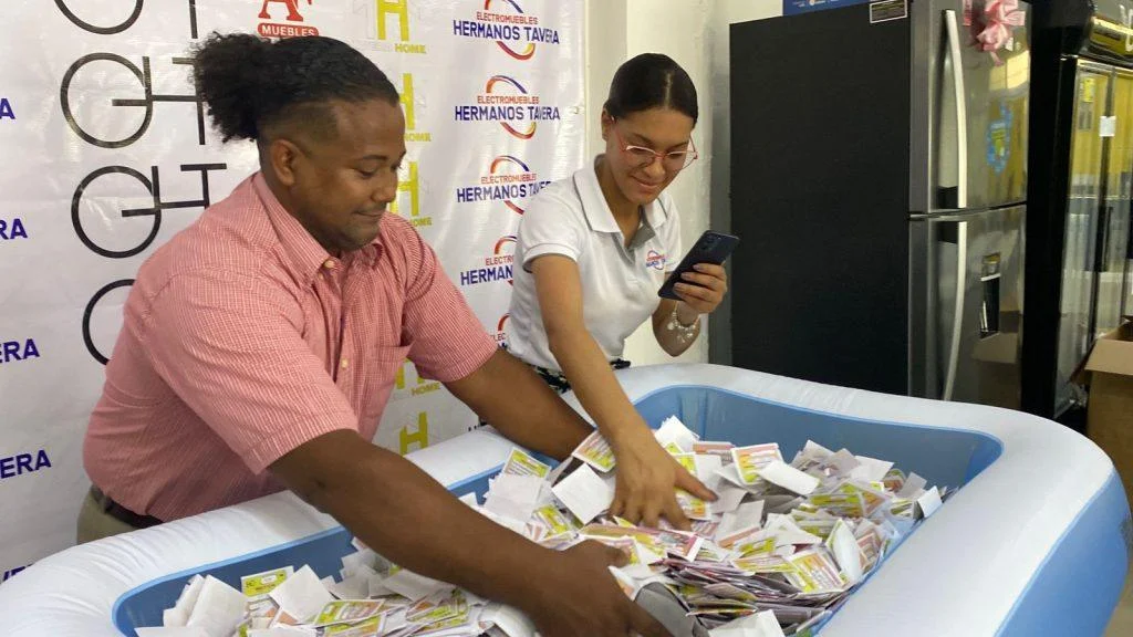 Imagen relacionada con GRUPO HERMANOS TAVERAS CELEBRA EL DÍA DE LAS MADRES CON EXITOSA RIFA Y GRANDES PREMIOS PARA SUS CLIENTES